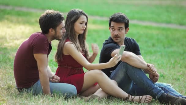 Retrato Felices Jóvenes Amigos Tomando Divertido Selfie Parque — Vídeo de stock