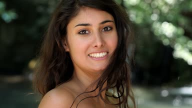 portre gülen güzel esmer şelale yakınında kapatın