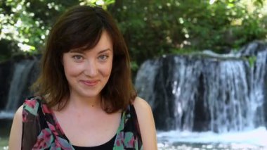 Nehir kıyısında oturan kadın doğa ile temas