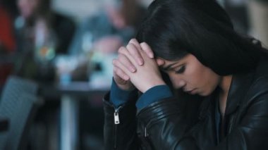 Depresyonda ve üzgün Asyalı kadın yalnız restoranda