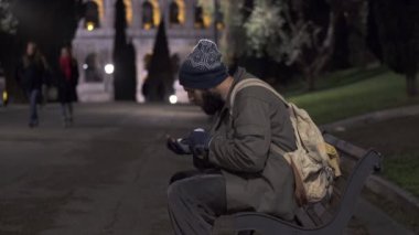 Gece - Roma arka plan, sokakta yürüyen yalnız dilenci