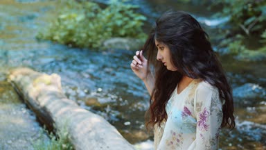 Dalgın hüzünlü yalnız kadın Nehri yakınında