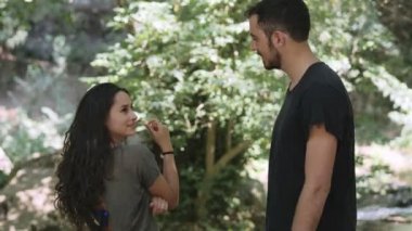 Genç aşıklar ormanda portresi tutkuyla öpmek