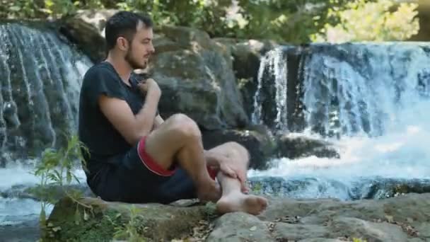Schöner Junger Mann Der Nähe Des Wasserfalls Spiritualität Natur Frieden — Stockvideo