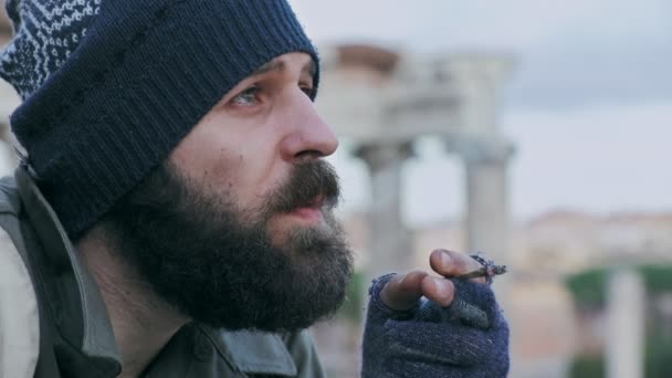 Задумчивый Задумчивый Бездомный Курит Сигарету — стоковое видео