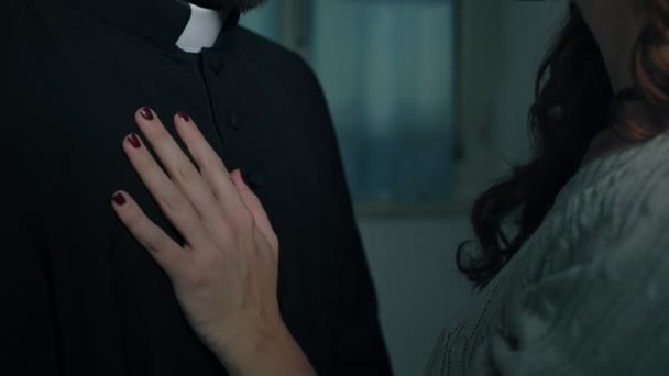 Ιερέας Δίνει Τις Προόδους Της Σέξι Γυναίκα Αμαρτία Θρησκεία — Αρχείο Βίντεο