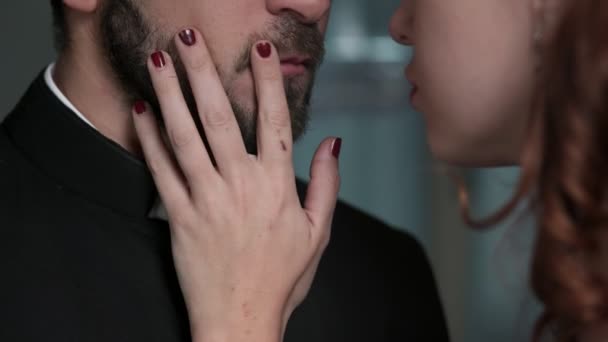 Passional Φιλί Μεταξύ Ενός Ιερέα Και Σέξι Γυναίκα — Αρχείο Βίντεο