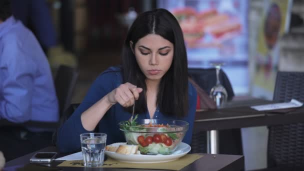 Junge Asiatische Frau Beim Mittagessen Mit Einem Salat — Stockvideo