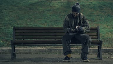 onun para sayma bankta aç yalnız dilenci sit