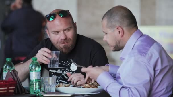 Dois Amigos Conversando Comendo Refeição Restaurante — Vídeo de Stock