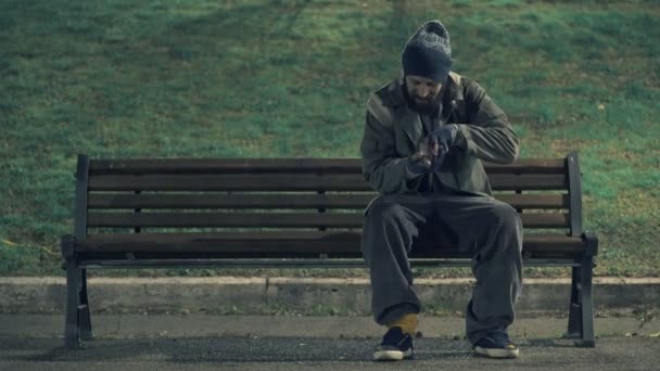 Bezdomovci Sedět Lavičce Noci Počítá Své Peníze — Stock video