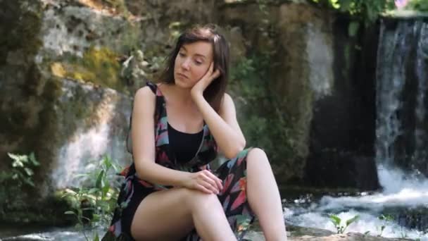 Woman Sitting Bank River Contact Nature — Stock Video