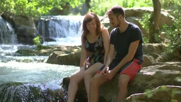Uvolněné Pár Sedí Poblíž Vodopádu Flirtování Léto — Stock video