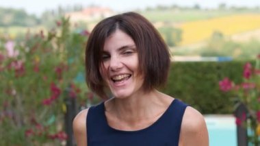 arka planda güzel esmer gülmek ve kamera-kırsal oynarken