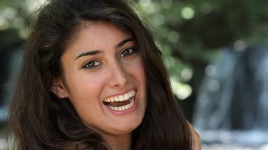 kameraya bakarak gülen güzel genç esmer yakın portarit - arka planda şelaleler