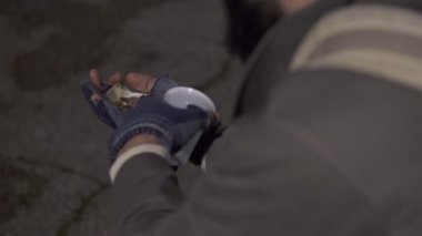 onun günlük sadaka sayma dilenci