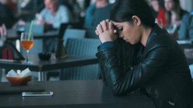 üzgün ve düşünceli güzel asya kadın