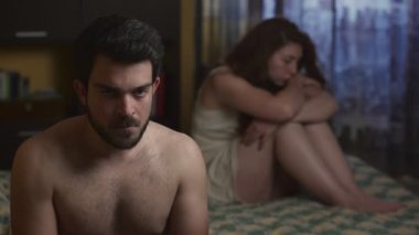 Üzgün çift yatakta, cinsel sorunlar