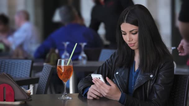 Aziatische Leuke Jonge Vrouw Met Behulp Van Smartphone Een Café — Stockvideo