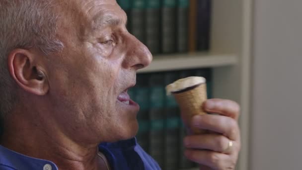 Vecchio Nonno Mangiare Con Gusto Gelato Close Ritratto — Video Stock