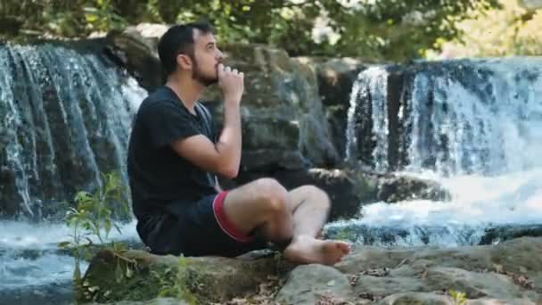 Posud Hezkého Mladého Muže Praiynga Nedaleko Vodopádu Spiritualita Příroda Mír — Stock video
