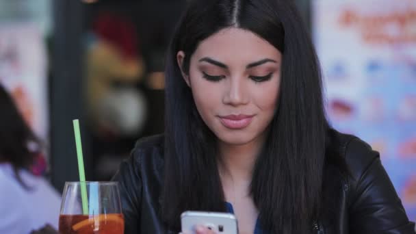 亚洲可爱的年轻女子在咖啡馆使用智能手机 — 图库视频影像