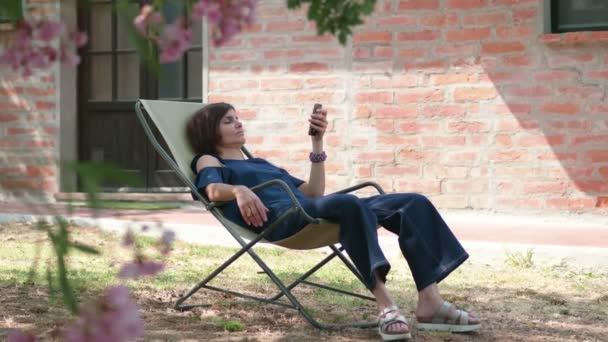 Portret Van Schattige Zakelijke Vrouw Ontspannen Platteland Typen Haar Smartphone — Stockvideo