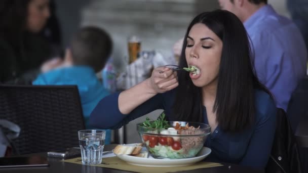 Porträtt Ung Asiatisk Kvinna Som Har Lunch Med Sallad — Stockvideo