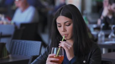 portre güzel Asyalı kadın onun kokteyl içme ve kamera gülümsüyor