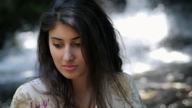 Esmer gülümser güzel kamera-şelaleler arka planda üzerinde Kapat