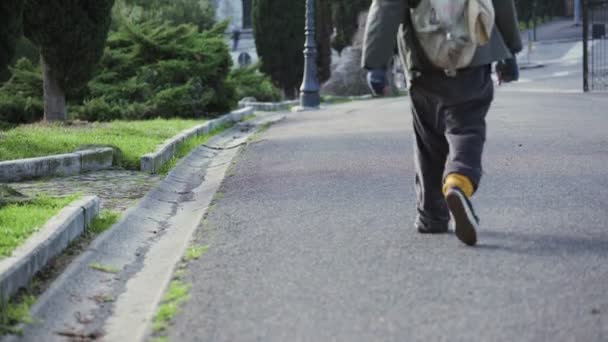 孤独なホームレスの肖像ローマの通りを歩く男 — ストック動画