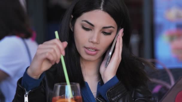 亚洲可爱的年轻女子在咖啡馆使用智能手机 — 图库视频影像