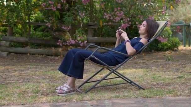 Portrait Beautiful Business Woman Countryside Typing Her Smartphone — Stock Video