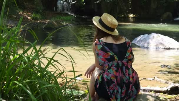 Vrouw Zittend Bank Van Rivier Contact Met Natuur — Stockvideo