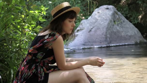 여자는 강변에 자연과 — 비디오