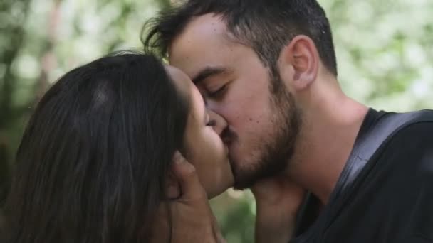 Vicino Sul Bacio Appassionato Tra Gli Amanti Nella Foresta — Video Stock