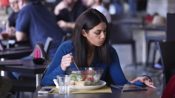 在餐馆的严重孤独的亚洲妇女肖像 打字智能手机 — 图库视频影像