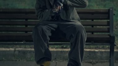 onun günlük sadaka sayma dilenci