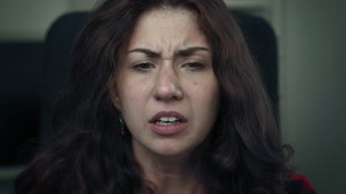 görünümlü Web Kamerası ağlayan üzgün ve depresif kadın portresi kapatın