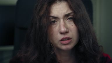 Web Kamerası bakarak ağlayan üzgün, depresif kadın üzerinde Kapat