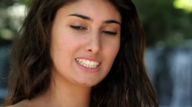 Esmer gülümser güzel kamera-şelaleler arka planda üzerinde Kapat