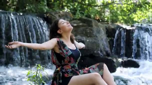 Woman Sitting Bank River Contact Nature — Stock Video