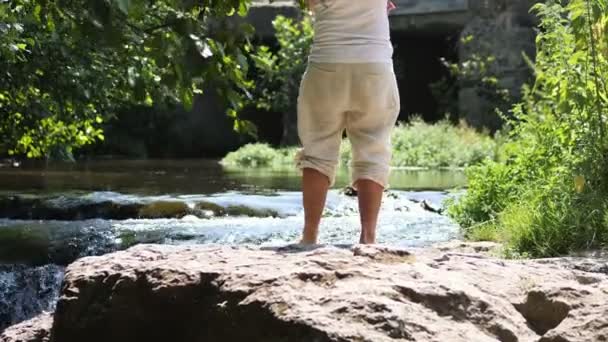 Νεαρός Άνδρας Σκέπτεται Ροή Του Ποταμού Μια Καλοκαιρινή Μέρα — Αρχείο Βίντεο