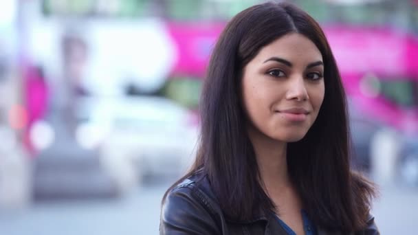 Bonito Ásia Jovem Mulher Rua Girando Ela Cabeça Sorrisos Câmara — Vídeo de Stock