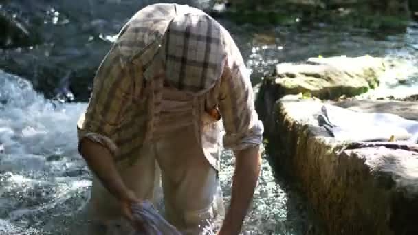 Retrato Del Joven Lava Ropa Río Día Verano — Vídeo de stock