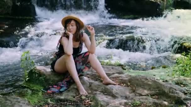 Woman Sitting Bank River Contact Nature — Stock Video