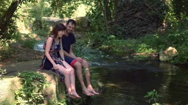 Retrato Casal Jovem Conversando Flertando Perto Rio Floresta — Vídeo de Stock