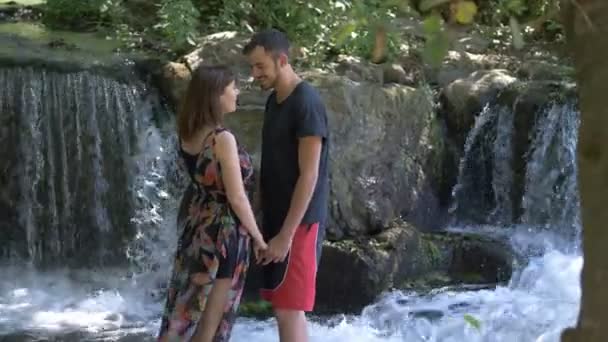 Retrato Del Hombre Mujer Coqueteando Naturaleza Bosque Cascada — Vídeo de stock