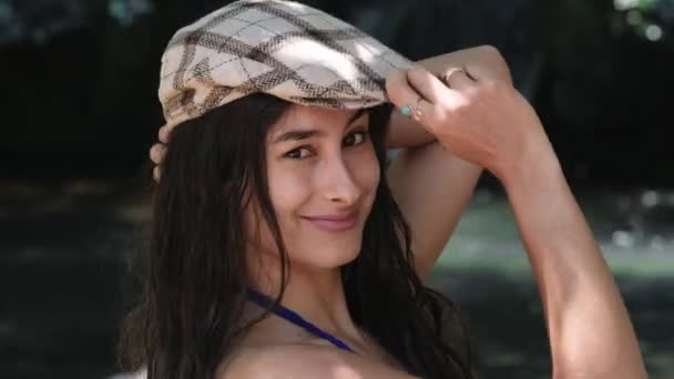 Fokus Auf Lustige Sexy Junge Frau Spielt Mit Einem Hut — Stockvideo