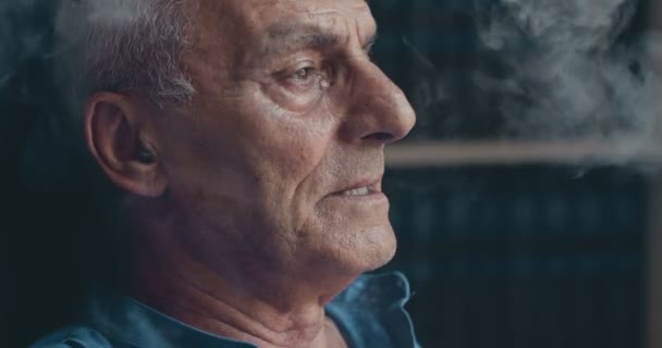 Triste Reflexivo Anciano Fumando Cigarrillo Electrónico — Vídeos de Stock